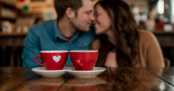 Ernsthafte Partnersuche bei Dating Cafe. (Foto: AdobeStock Curioso.Photography _808221233)