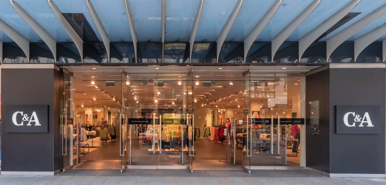 C-und-A Store in einem modernen Einkaufszentrum, der die Bandbreite der angebotenen Mode zeigt (Foto: AdobeStock 490488575-driendl)