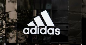 Adidas – eine Marke, die Tradition mit Innovation verbindet (Foto: AdobeStock 283043772 ink drop)