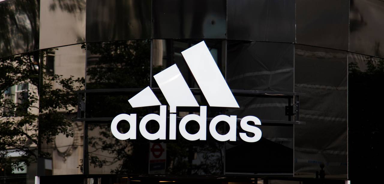 Adidas – eine Marke, die Tradition mit Innovation verbindet (Foto: AdobeStock 283043772 ink drop)