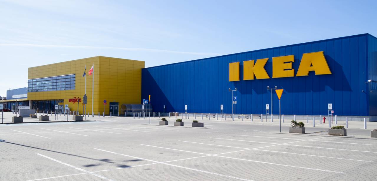 IKEA revolutioniert den Möbelmarkt mit flachen Paketen und DIY-Konzept (Foto: AdobeStock 495925335 Longfin Media)